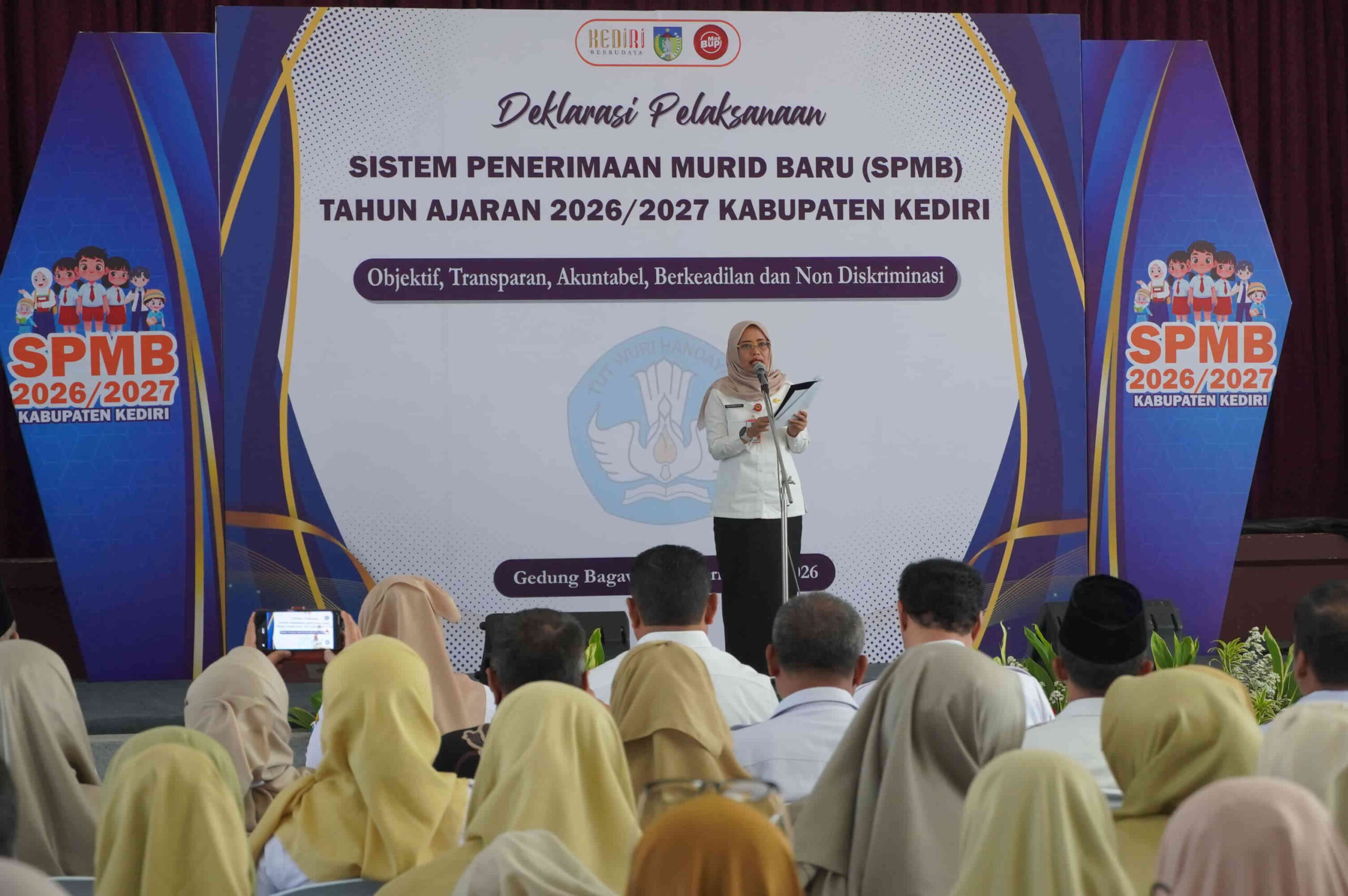 Wakil Bupati Kediri Dewi Mariya Ulfa membacakan deklarasi pelaksanaan SPMB 2026/2027 Kabupaten Kediri yang menegaskan komitmen transparansi dan pencegahan praktik kecurangan dalam penerimaan murid baru.