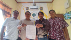 Tim hukum DPD Partai Golkar Kabupaten Kediri bersama Eka Faisol Umami menunjukkan dokumen pendampingan hukum terkait dugaan penganiayaan di Lapas Kelas IIA Kediri menjelang RDP dengan Komisi XIII DPR RI.