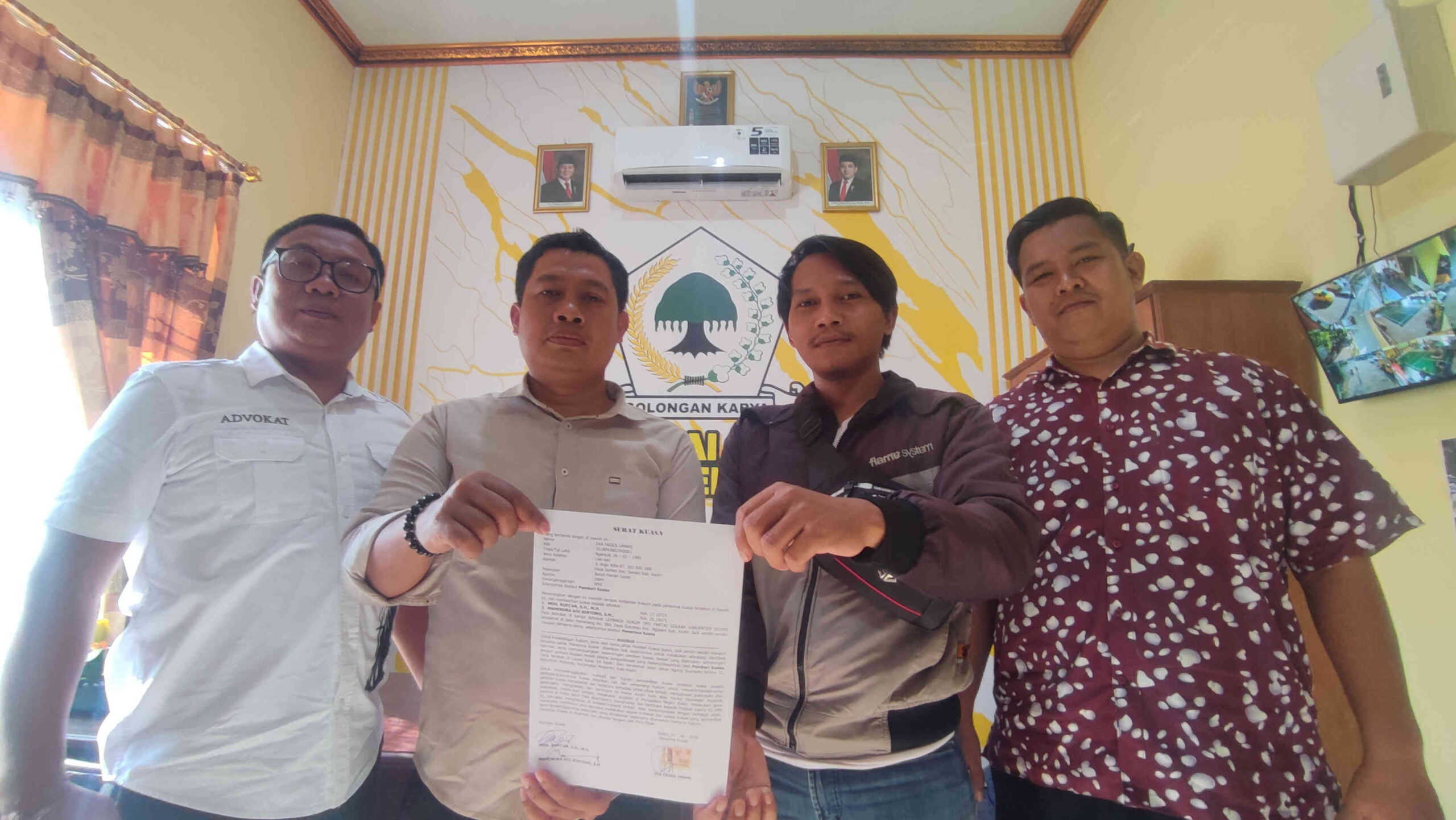 Tim hukum DPD Partai Golkar Kabupaten Kediri bersama Eka Faisol Umami menunjukkan dokumen pendampingan hukum terkait dugaan penganiayaan di Lapas Kelas IIA Kediri menjelang RDP dengan Komisi XIII DPR RI.