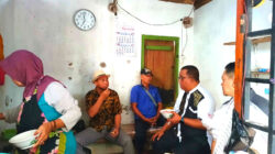 Imam Wihdan Zarkasyi anggota DPRD Kota Kediri dan Ketua Fraksi Golkar bersama Direktur PD Pasar Kota Kediri serta Lurah Bandar Kidul menikmati bubur jenang saat blusukan di Pasar Bandar Ngalim.