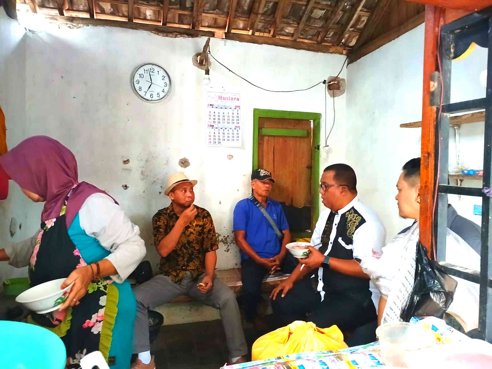 Imam Wihdan Zarkasyi anggota DPRD Kota Kediri dan Ketua Fraksi Golkar bersama Direktur PD Pasar Kota Kediri serta Lurah Bandar Kidul menikmati bubur jenang saat blusukan di Pasar Bandar Ngalim.