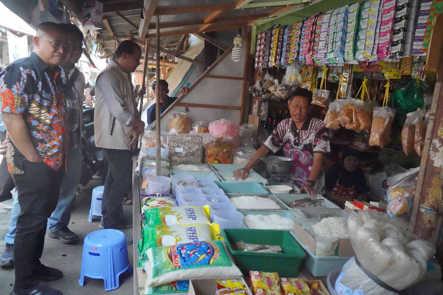 Tim Pengendalian Inflasi Daerah (TPID) Kota Kediri melakukan pemantauan harga bahan pokok di pasar tradisional untuk menjaga stabilitas harga dan mengendalikan inflasi selama Mei 2026.