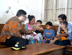 Mas Dhito Bantu Usaha Nenek Pengasuh Tiga Cucu di Kandat, Dapat Rombong dan Modal Usaha