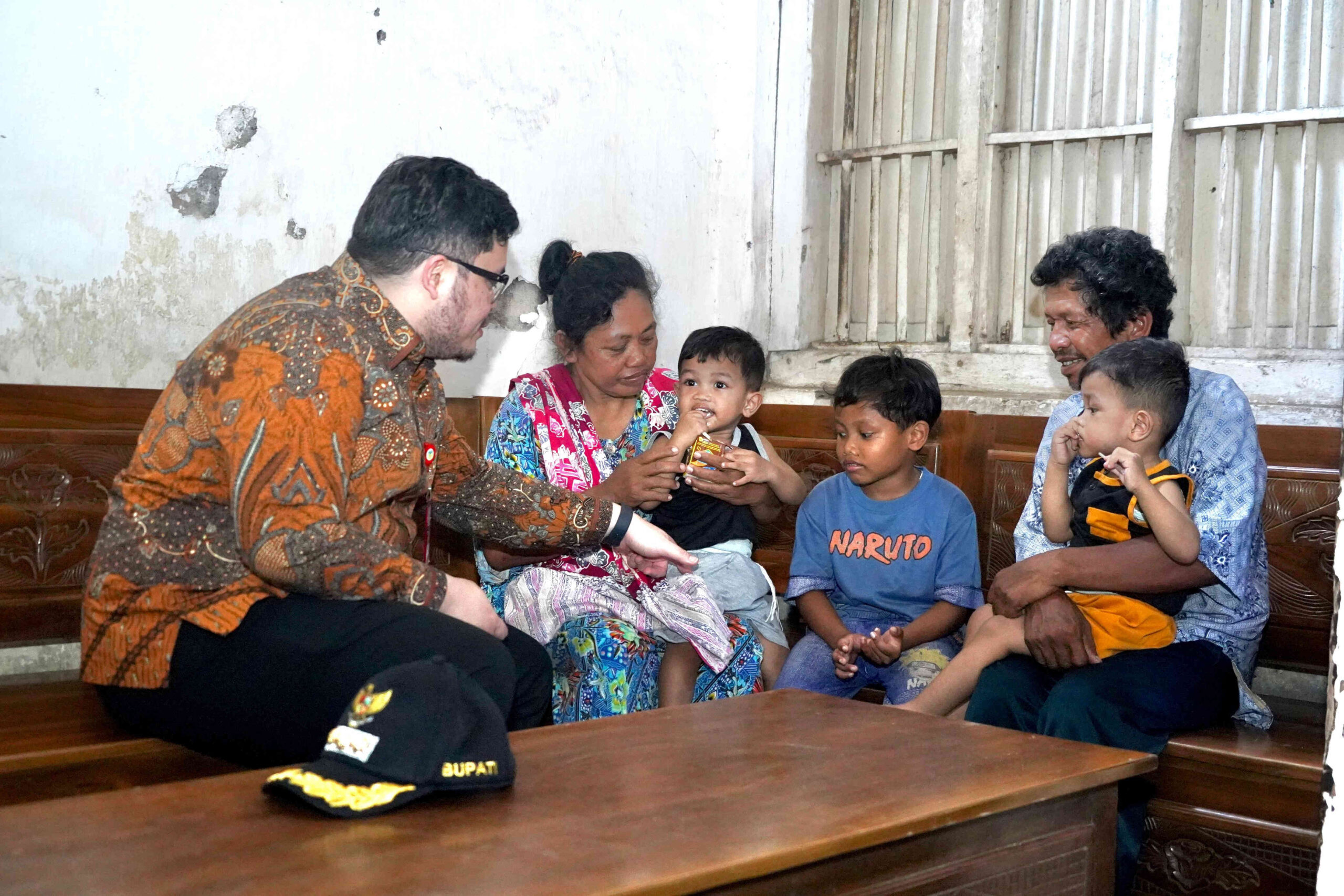 Bupati Kediri Hanindhito Himawan Pramana (Mas Dhito) berbincang dengan Sholikah dan keluarganya di Kecamatan Kandat, Kabupaten Kediri, saat meninjau kondisi ekonomi keluarga pengasuh tiga cucu.