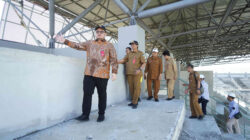 Bupati Kediri Hanindhito Himawan Pramana meninjau progres pembangunan Stadion Gelora Daha Jayati (GDJ) di Desa Bulusari, Kecamatan Tarokan, Kabupaten Kediri.