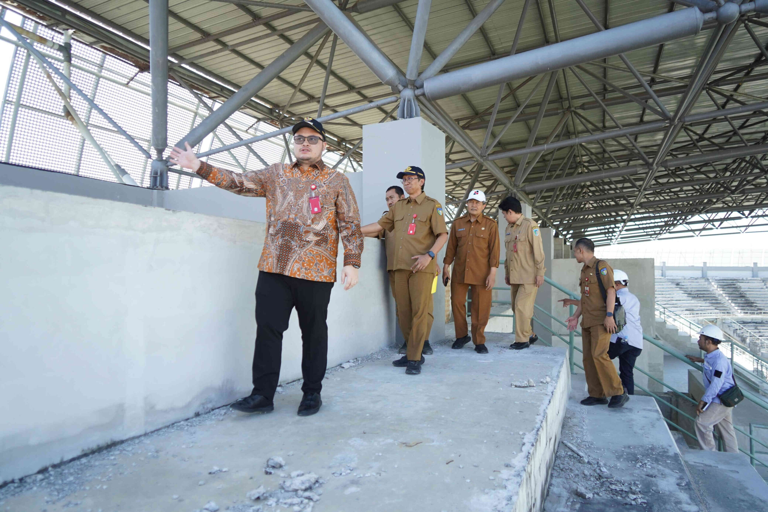 Bupati Kediri Hanindhito Himawan Pramana meninjau progres pembangunan Stadion Gelora Daha Jayati (GDJ) di Desa Bulusari, Kecamatan Tarokan, Kabupaten Kediri.