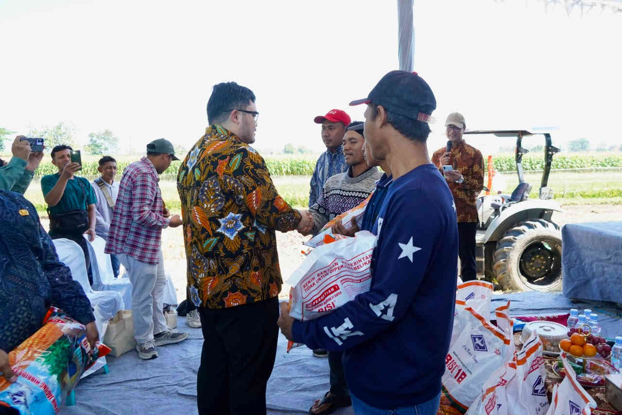 Mas Dhito menyerahkan bantuan benih jagung secara simbolis kepada petani di Desa Nambaan, Kecamatan Ngasem, Kabupaten Kediri sebagai upaya meningkatkan produktivitas pertanian.
