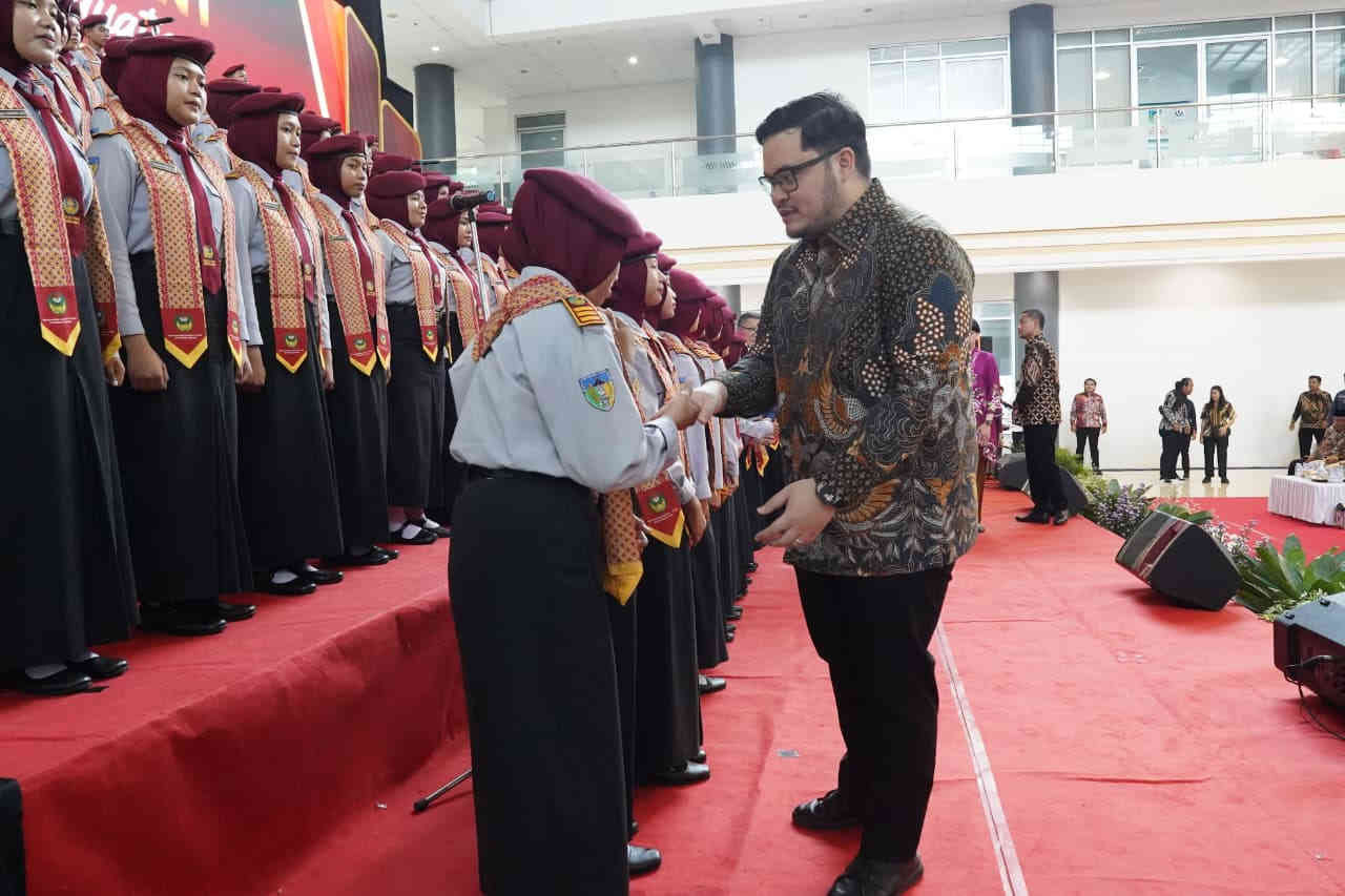Bupati Kediri Hanindhito Himawan Pramana (Mas Dhito) menyalami siswa SMA Dharma Wanita 1 Pare Boarding School saat acara kelulusan angkatan pertama di Convention Hall Simpang Lima Gumul Kediri.