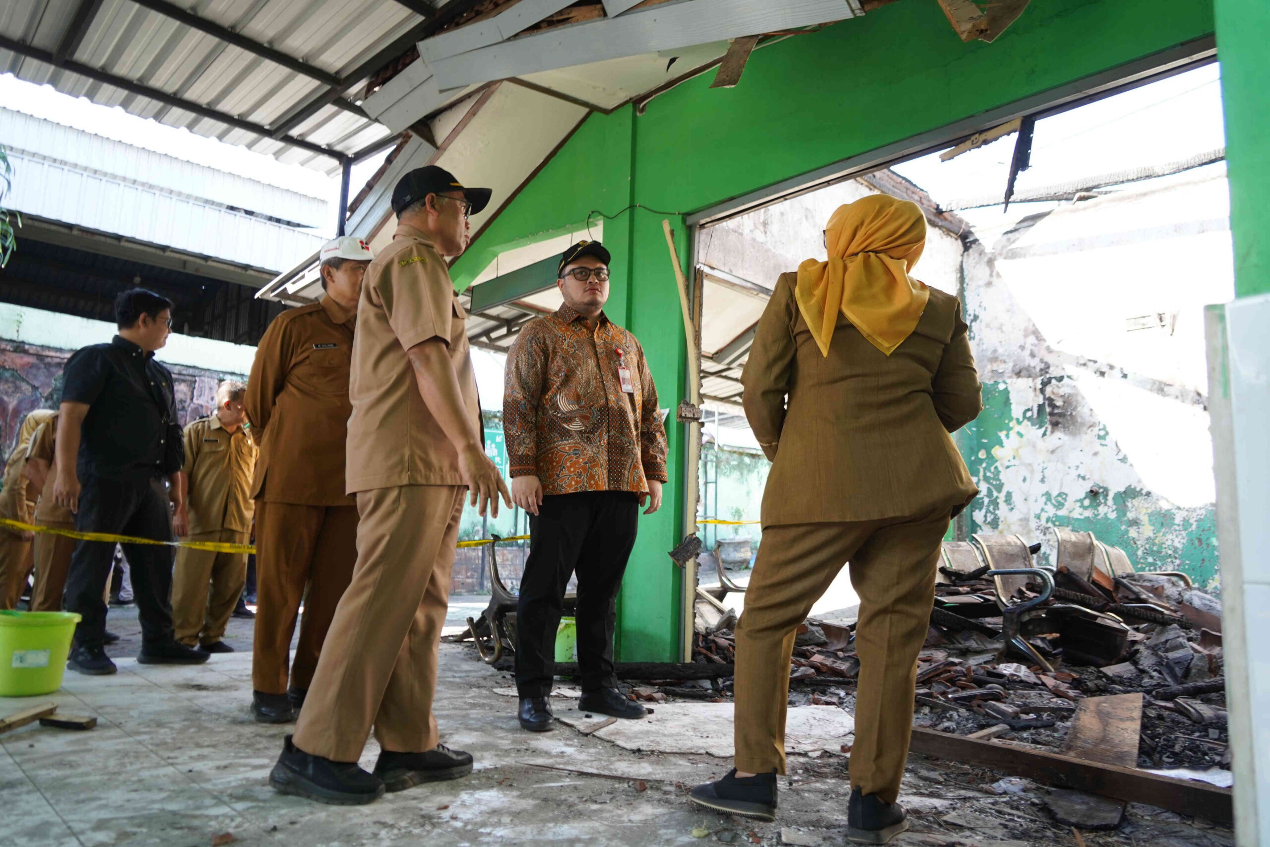 Bupati Kediri Hanindhito Himawan Pramana meninjau kerusakan bangunan Puskesmas Tiron Kecamatan Banyakan yang terbakar untuk memastikan percepatan rehabilitasi dan pelayanan kesehatan warga.