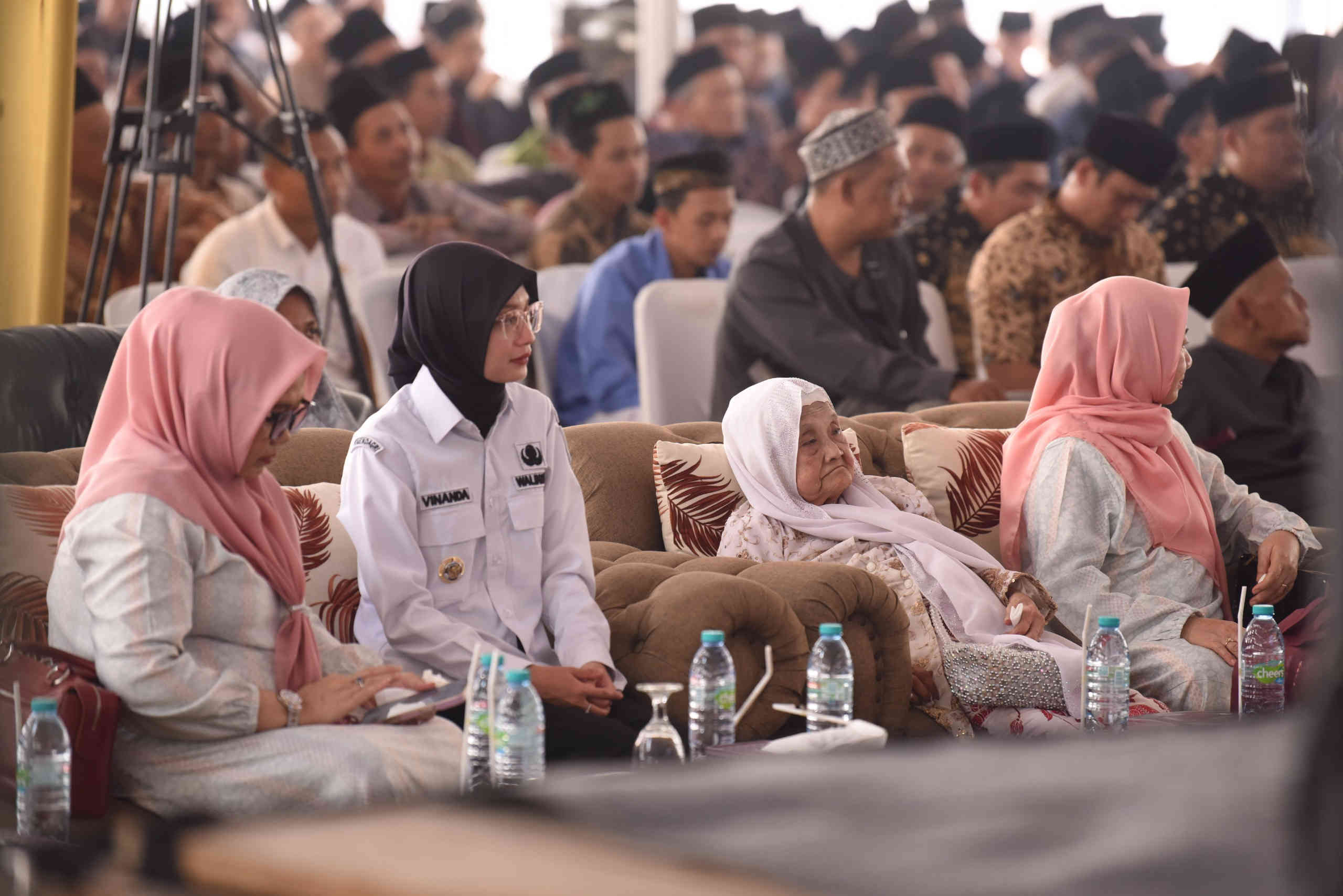 Wali Kota Kediri Vinanda Prameswati menghadiri Haflah Tasyakur Akhirussanah Pondok Pesantren Al Amien Tahun Ajaran 2025/2026 di Kota Kediri.