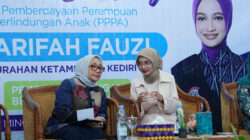 Menteri PPPA Arifah Fauzi berdialog dengan Wali Kota Kediri Vinanda Prameswati saat kunjungan kerja di Kelurahan Ketami Kota Kediri untuk memperkuat pemberdayaan perempuan dan ketahanan pangan keluarga.