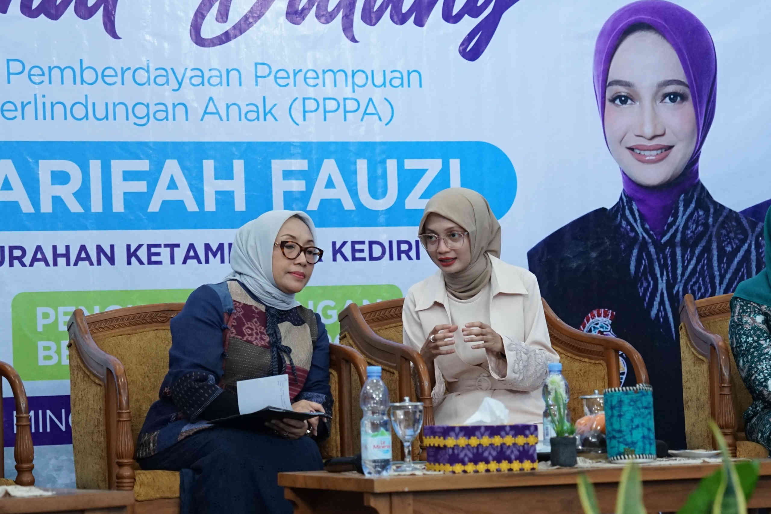 Menteri PPPA Arifah Fauzi berdialog dengan Wali Kota Kediri Vinanda Prameswati saat kunjungan kerja di Kelurahan Ketami Kota Kediri untuk memperkuat pemberdayaan perempuan dan ketahanan pangan keluarga.