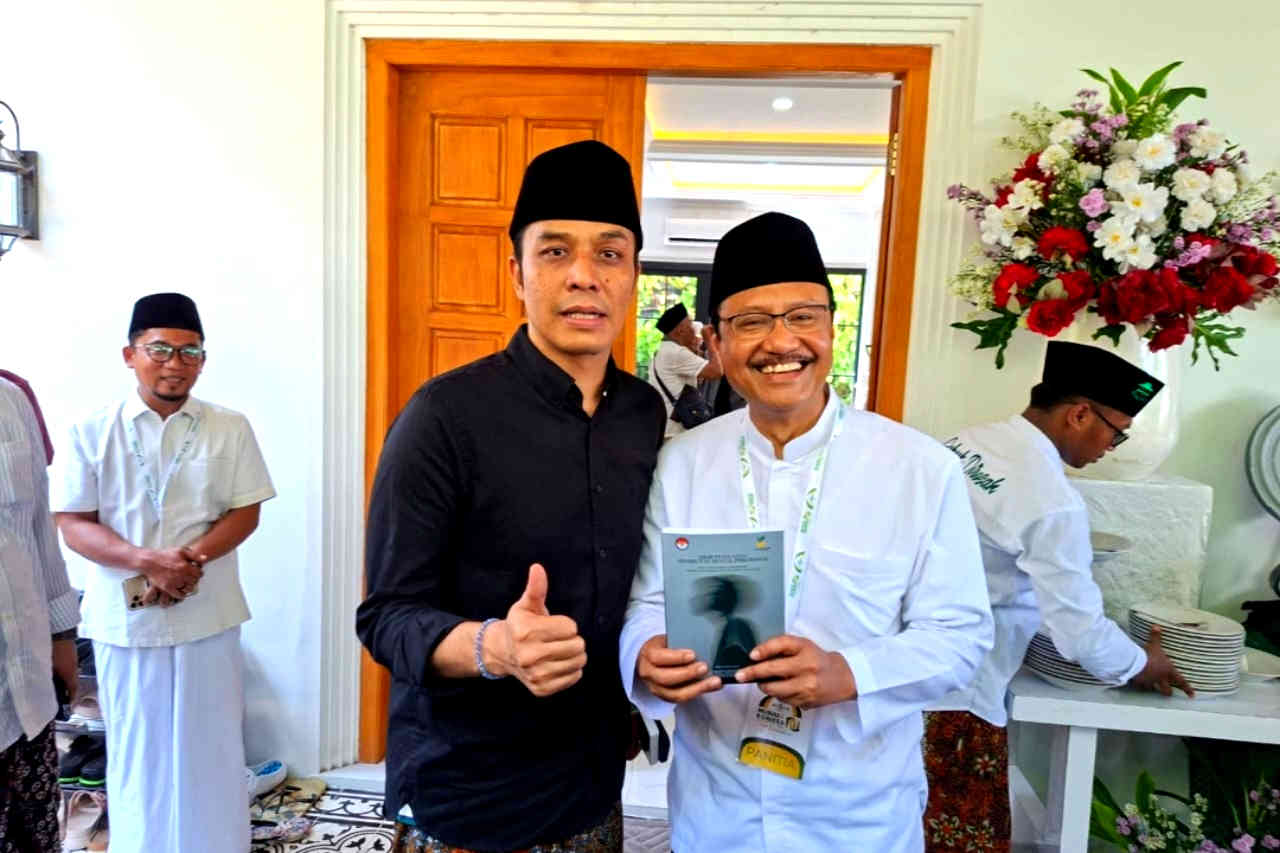 Gus Kautsar bersama Gus Ipul memegang buku Fikih Disabilitas Mental Psikososial di Munas Konbes NU 2026 Ponpes Al Falah Ploso Kediri.