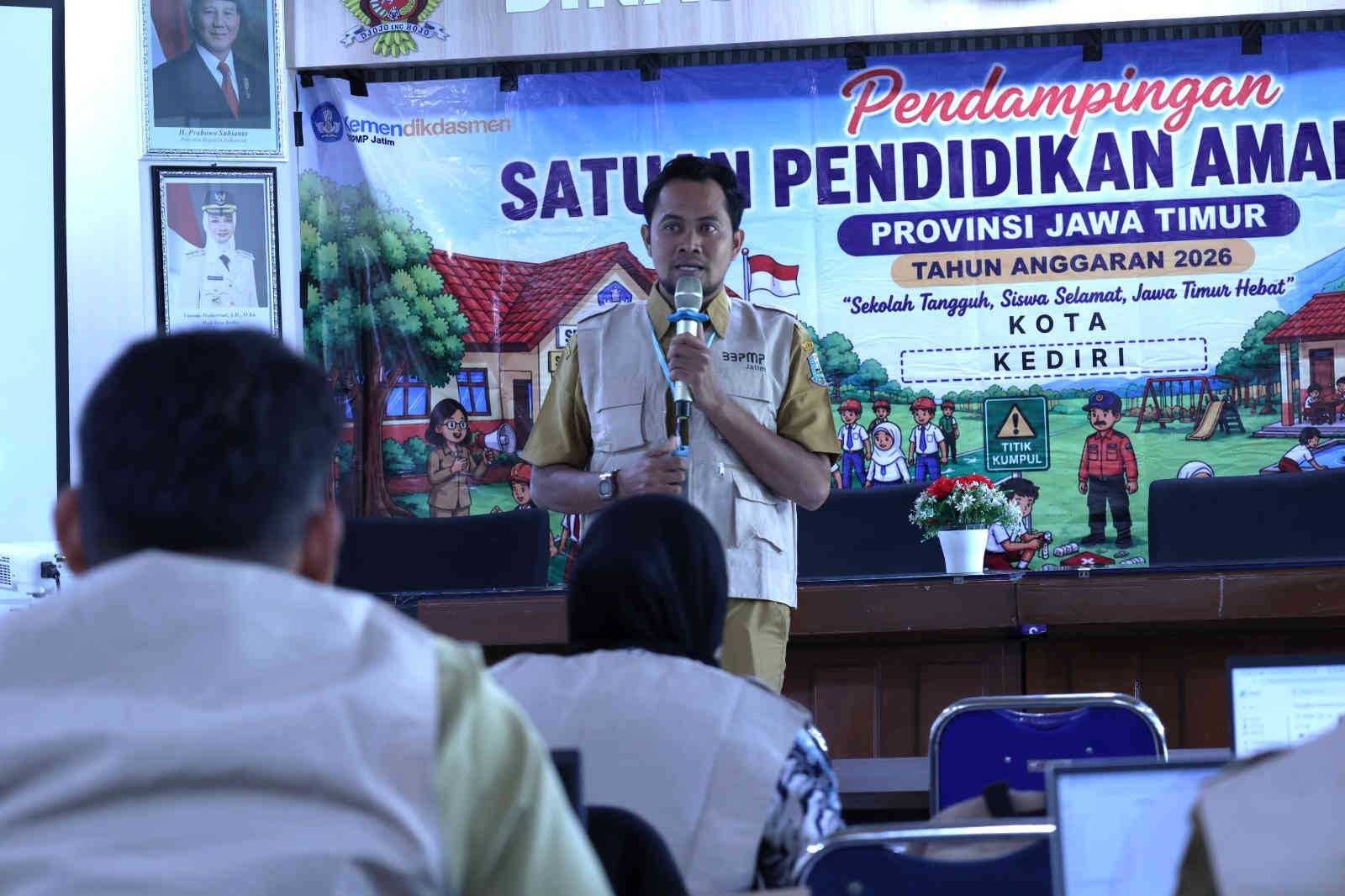 Salah satu narasumber menyampaikan materi dalam Pelatihan Satuan Pendidikan Aman Bencana (SPAB) yang diikuti guru di Aula RA Kartini Dinas Pendidikan Kota Kediri.