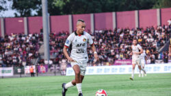 Novri Setiawan saat memperkuat Persik Kediri dalam pertandingan Super League 2025/2026 sebelum resmi berpisah dengan Macan Putih.