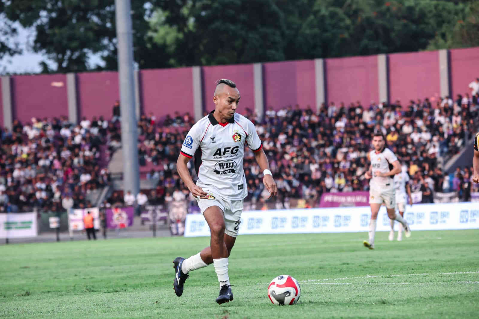 Novri Setiawan saat memperkuat Persik Kediri dalam pertandingan Super League 2025/2026 sebelum resmi berpisah dengan Macan Putih.