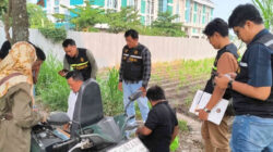 Petugas Bea Cukai dan Satpol PP Kota Kediri memeriksa rokok ilegal tanpa pita cukai saat operasi gabungan pemberantasan rokok ilegal di Kelurahan Ngronggo, Kota Kediri.