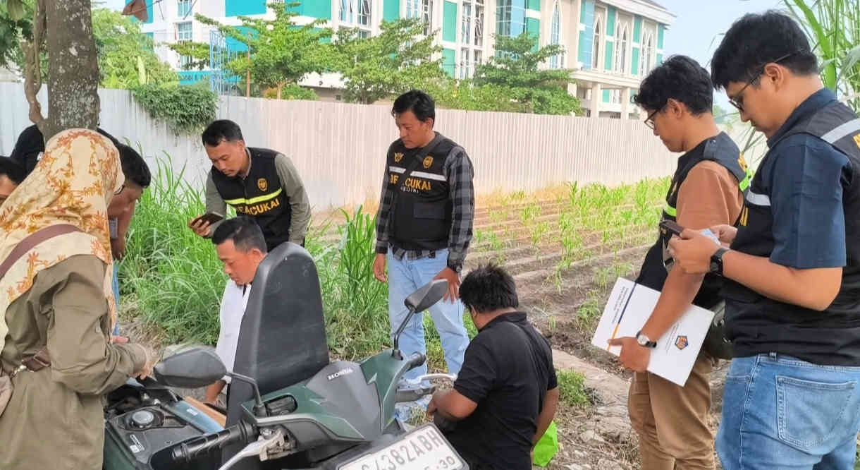 Petugas Bea Cukai dan Satpol PP Kota Kediri memeriksa rokok ilegal tanpa pita cukai saat operasi gabungan pemberantasan rokok ilegal di Kelurahan Ngronggo, Kota Kediri.