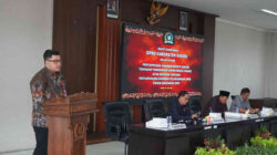 Bupati Kediri Hanindhito Himawan Pramana menyampaikan jawaban atas pandangan umum fraksi terkait Raperda Pertanggungjawaban APBD 2025 dalam rapat paripurna DPRD Kabupaten Kediri.