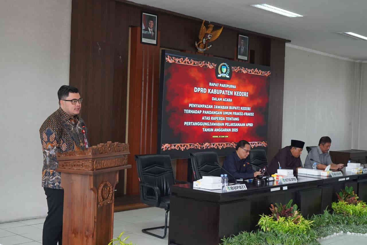 Bupati Kediri Hanindhito Himawan Pramana menyampaikan jawaban atas pandangan umum fraksi terkait Raperda Pertanggungjawaban APBD 2025 dalam rapat paripurna DPRD Kabupaten Kediri.