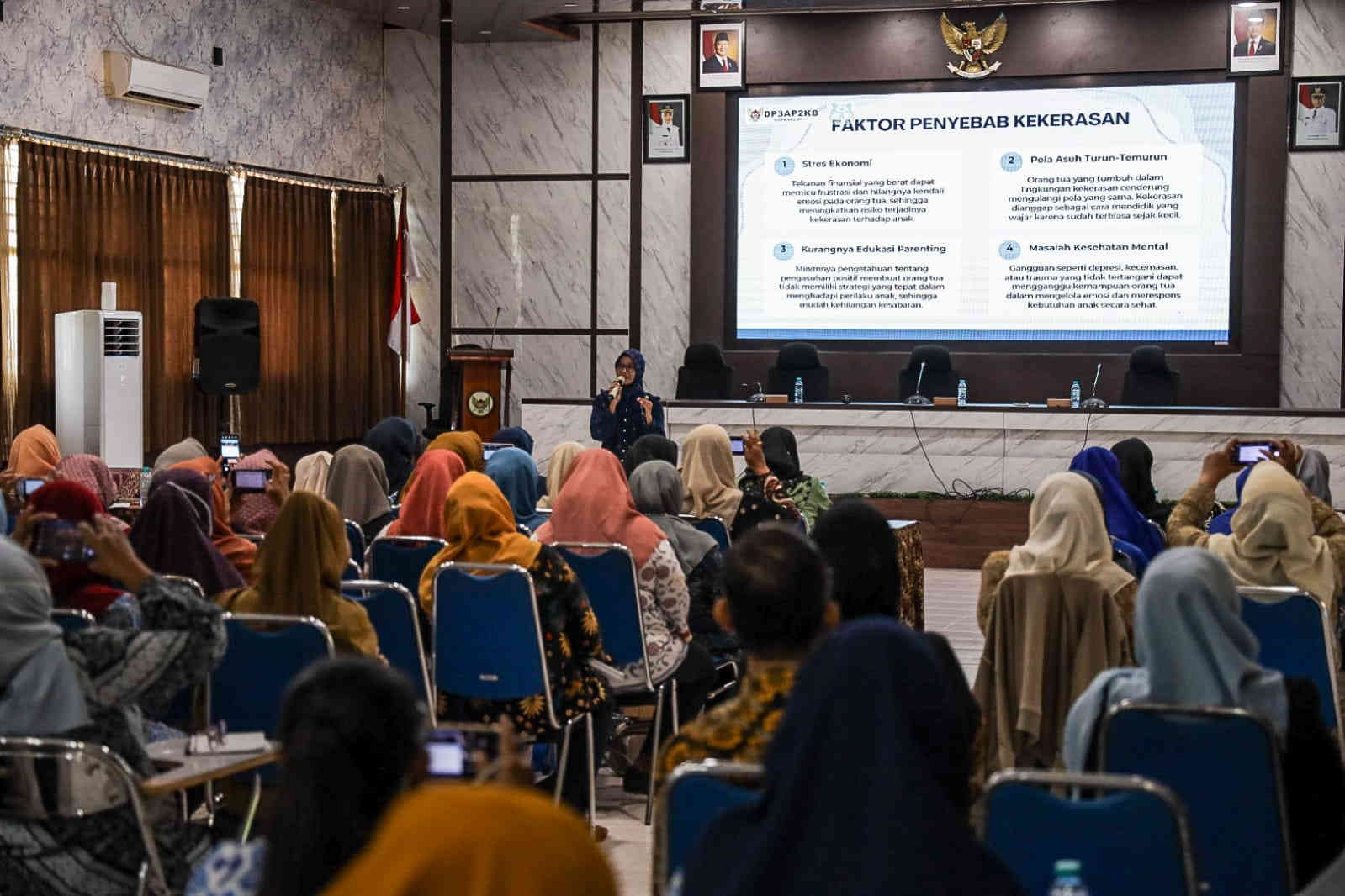 Pelatihan Kader Sahabat Keluarga DP3AP2KB Kota Kediri diikuti 120 kader BKB dan BKR untuk pencegahan kekerasan anak melalui pola asuh positif.