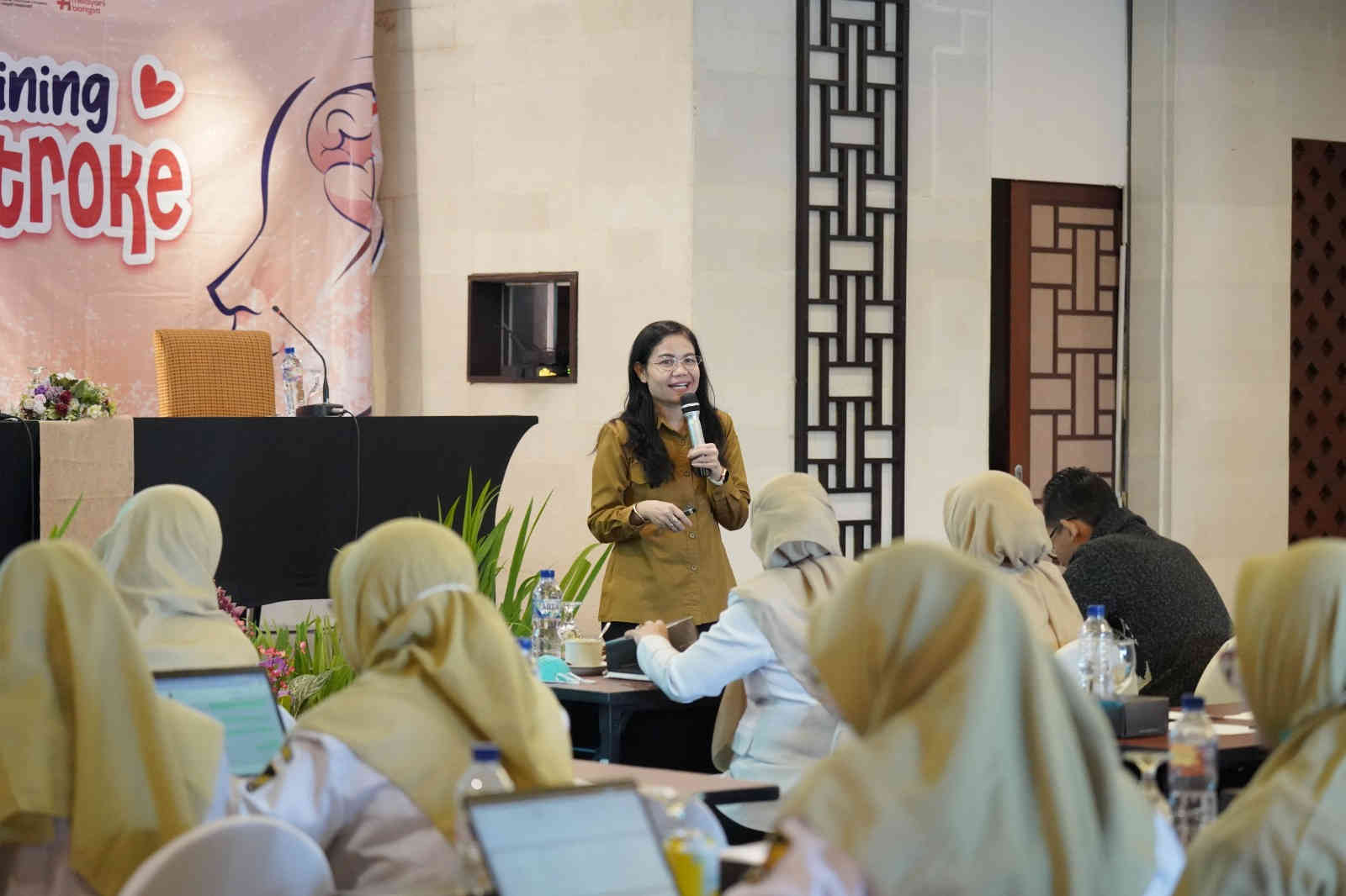 Pelatihan penanganan stroke bagi tenaga kesehatan puskesmas se-Kota Kediri yang digelar Dinas Kesehatan Kota Kediri untuk meningkatkan deteksi dini dan penanganan pasien stroke.