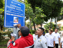 Cegah Penyalahgunaan Identitas, Dishub Surabaya Tempel Foto Jukir di Rambu Parkir Digital