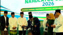 Pembukaan Munas Alim Ulama dan Konbes NU 2026 di Pondok Pesantren Al-Falah Ploso, Kediri, ditandai dengan penabuhan kentongan bersejarah yang dibuat dari material bom Belanda yang gagal meledak.