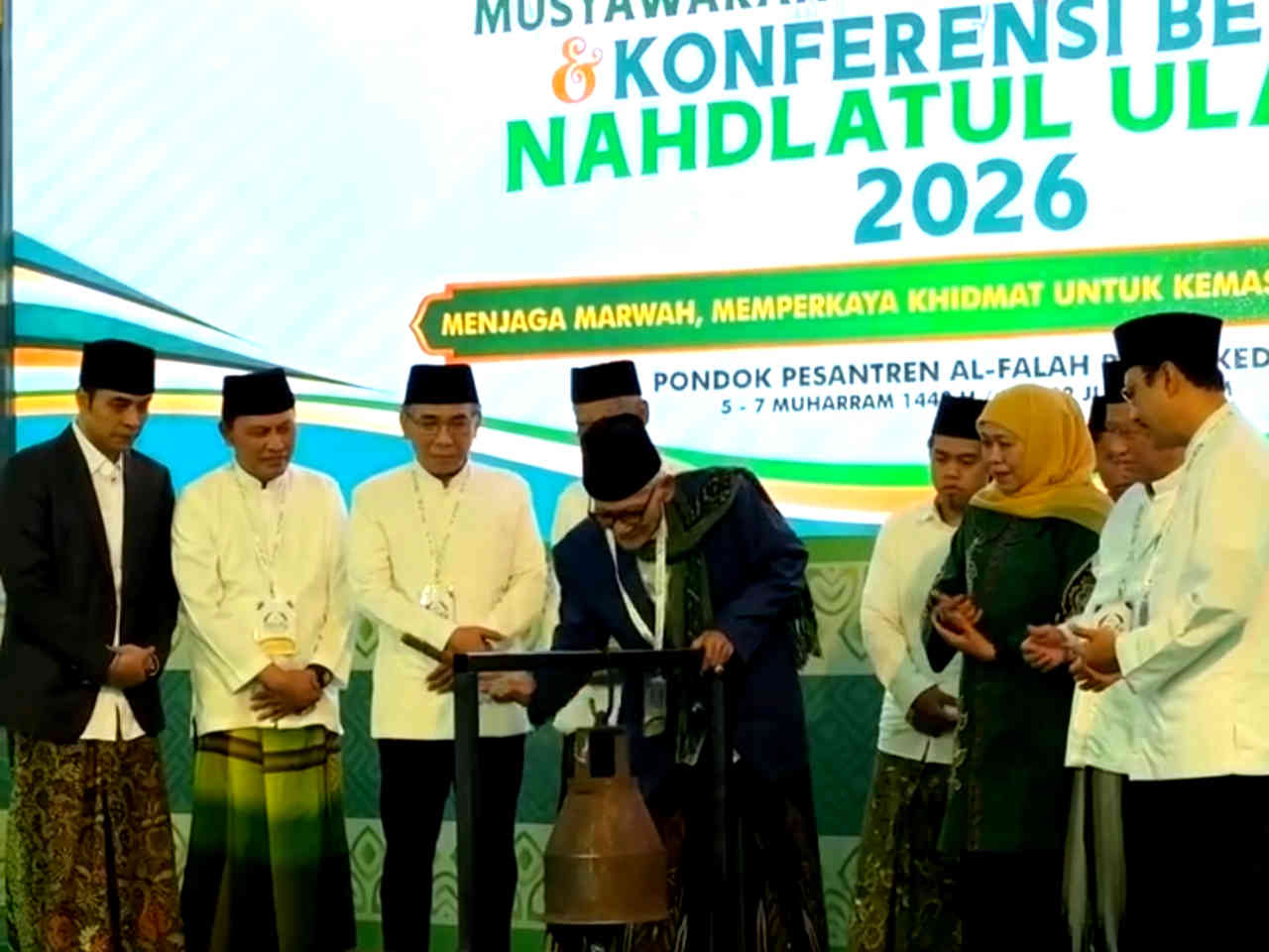 Pembukaan Munas Alim Ulama dan Konbes NU 2026 di Pondok Pesantren Al-Falah Ploso, Kediri, ditandai dengan penabuhan kentongan bersejarah yang dibuat dari material bom Belanda yang gagal meledak.
