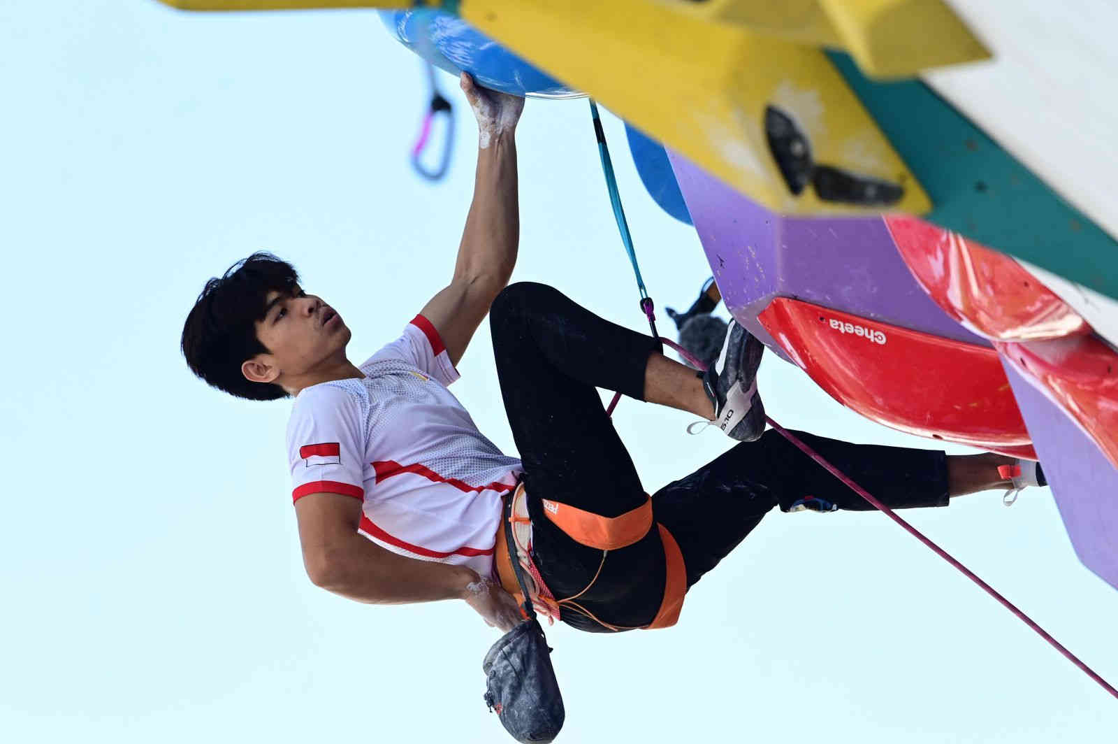 Putra Tri Ramadani atlet panjat tebing asal Kota Kediri saat berlaga pada nomor lead hingga meraih medali emas World Climbing Series Praha 2026 di Ceko.