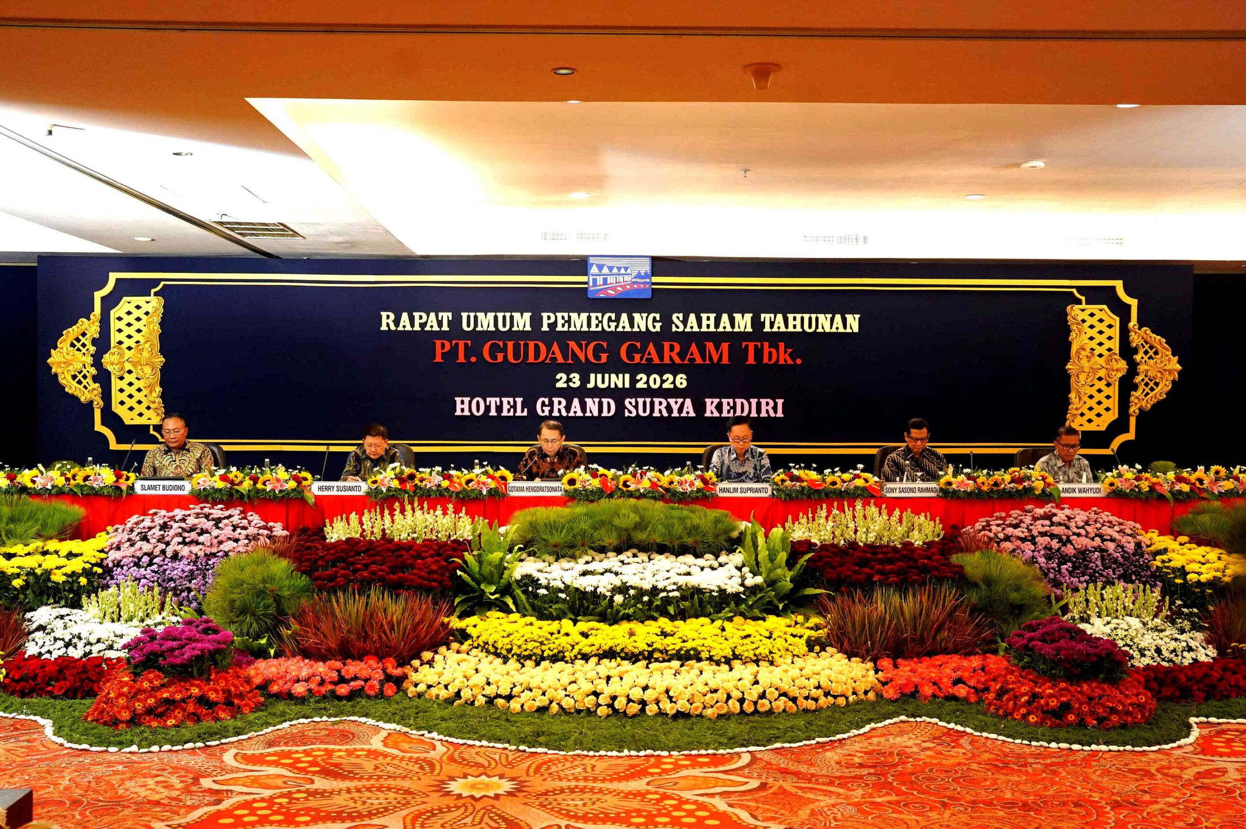 Jajaran Direksi dan Dewan Komisaris PT Gudang Garam Tbk memimpin Rapat Umum Pemegang Saham Tahunan (RUPST) 2026 di Hotel Grand Surya Kediri.