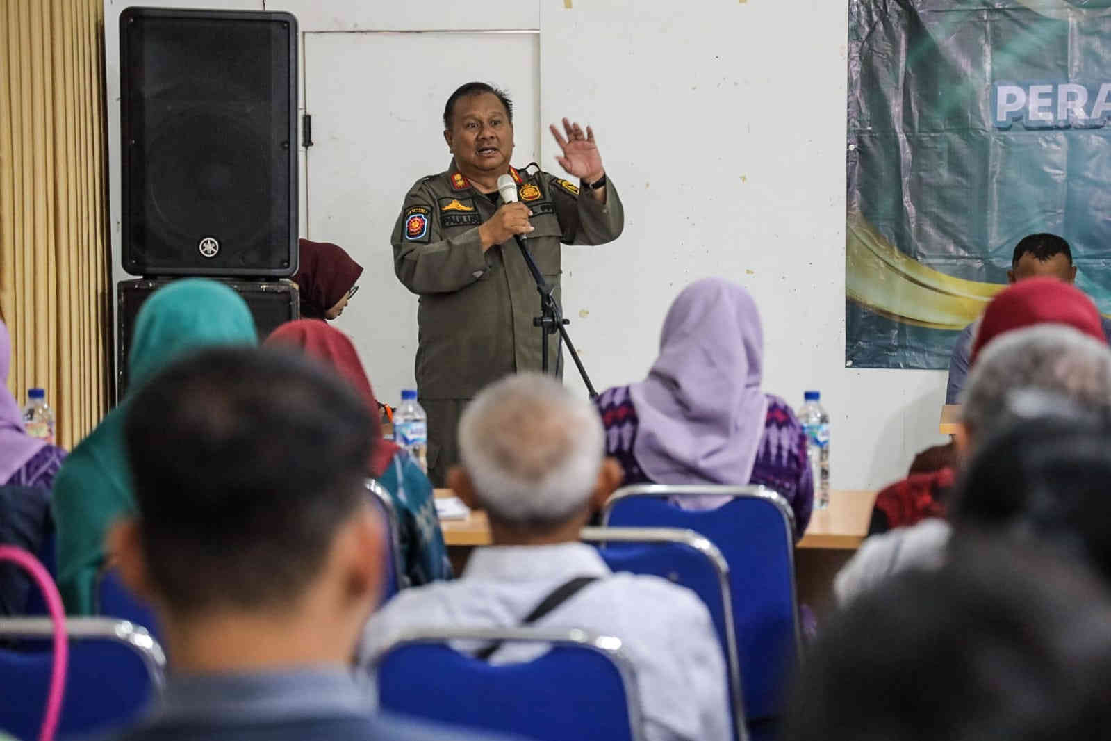 Kepala Satpol PP Kota Kediri Paulus Luhur Budi Prasetya memberikan sosialisasi ketertiban umum kepada pemilik usaha kos di Kecamatan Kota Kediri.