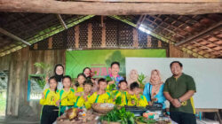 Siswa kelas 3 SDN Tosaren 1 Kota Kediri berfoto bersama guru sambil memegang tanaman obat tradisional dan rempah dalam kegiatan kokurikuler di Wahyu Alam.