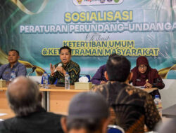 Ketua Pengadilan Negeri Kota Kediri memberikan materi hukum dan perizinan dalam sosialisasi ketertiban umum bagi pemilik kos di Kota Kediri.
