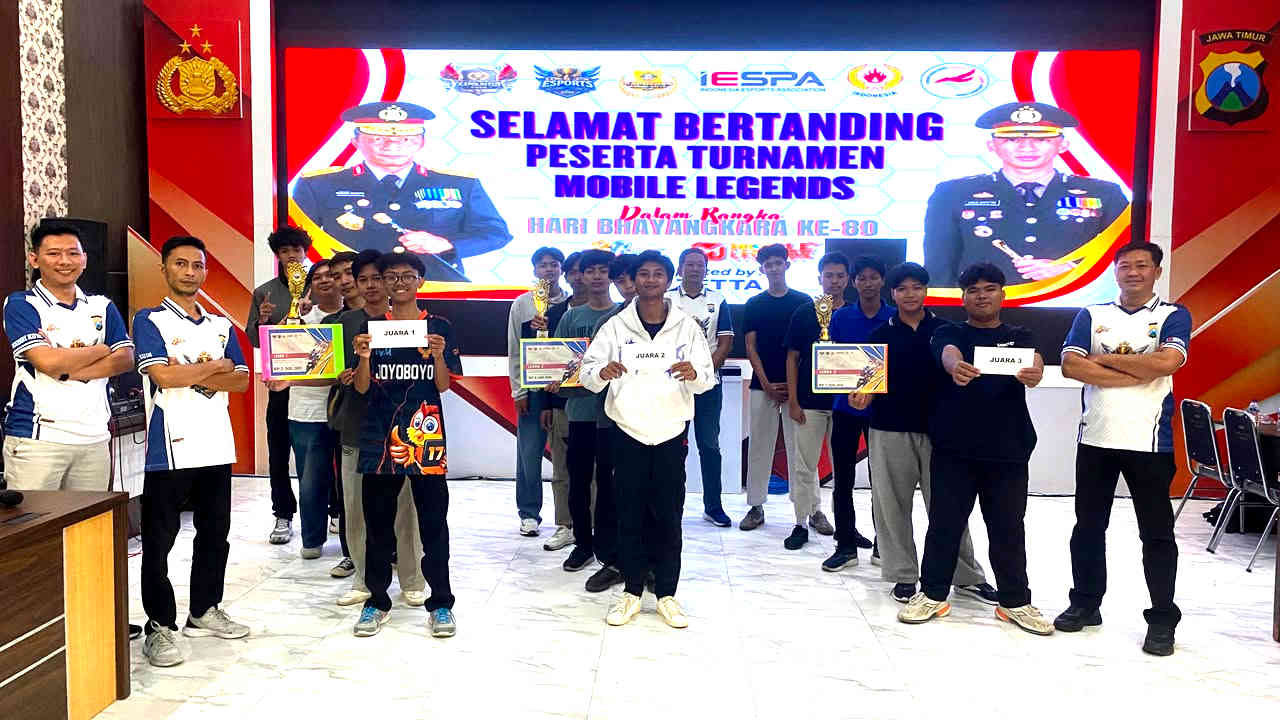 Juara dan peserta Turnamen Mobile Legends Polres Kediri Kota Cup 2026 berfoto bersama usai penyerahan trofi dalam rangka Hari Bhayangkara ke-80.