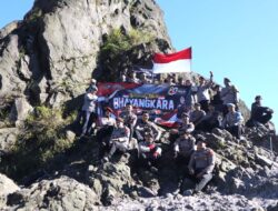 Rayakan Hari Bhayangkara ke-80, Polres Blitar Kibarkan Merah Putih di Gunung Kelud