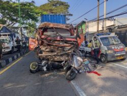 Rem Blong Truk Kontener Sasak 5 Sepeda Motor, 4 Tewas di Tempat