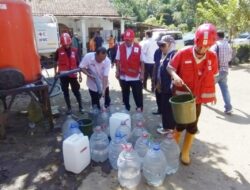 PMI Jatim Tinjau Langsung Distribusi Air Bersih di Lokasi Kekeringan Jember
