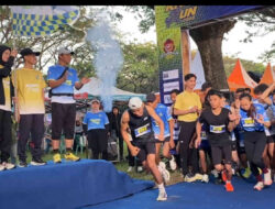 Terlihat sejumlah Peserta berlari mengikuti KNPI Run 2026 di Tirtayasa Park, Kota Kediri, saat pelepasan lomba lari dalam rangka Harlah ke-53 KNPI.