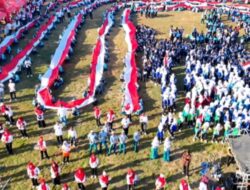 Sambut HUT RI 81 Pejabat dan Rakyat Kab. Mojokerto Bentangan Merah Putih 2,2 Km