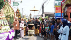 Wali Kota Kediri Vinanda Prameswati dan tokoh masyarakat berfoto bersama penari Hanoman dan gunungan hasil bumi saat Kirab Budaya Pesanggrahan Siti Inggil di Kelurahan Lirboyo, Kota Kediri.
