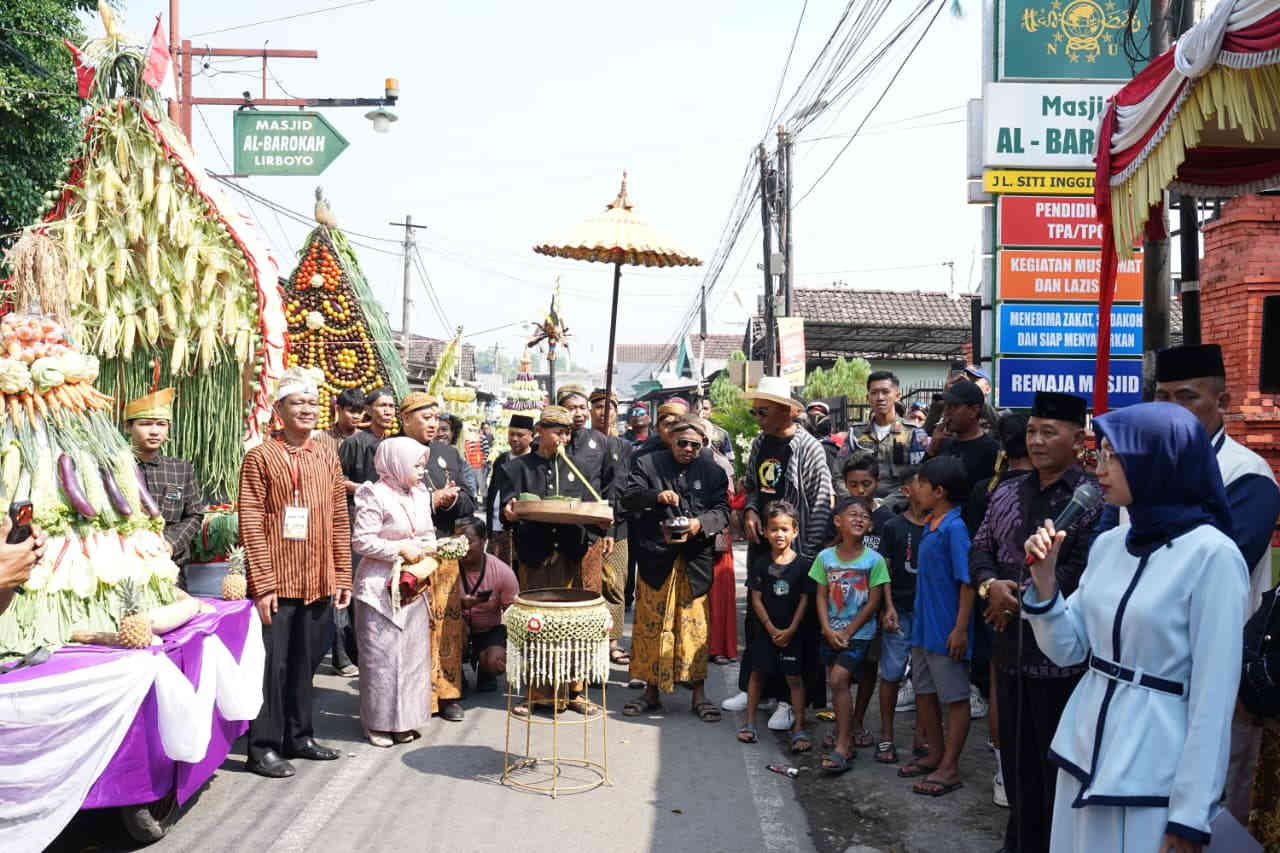 Wali Kota Kediri Vinanda Prameswati dan tokoh masyarakat berfoto bersama penari Hanoman dan gunungan hasil bumi saat Kirab Budaya Pesanggrahan Siti Inggil di Kelurahan Lirboyo, Kota Kediri.