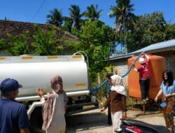 Krisis Air Bersih Mulai Melanda Banyuwangi, PMI Salurkan Bantuan ke Bangorejo