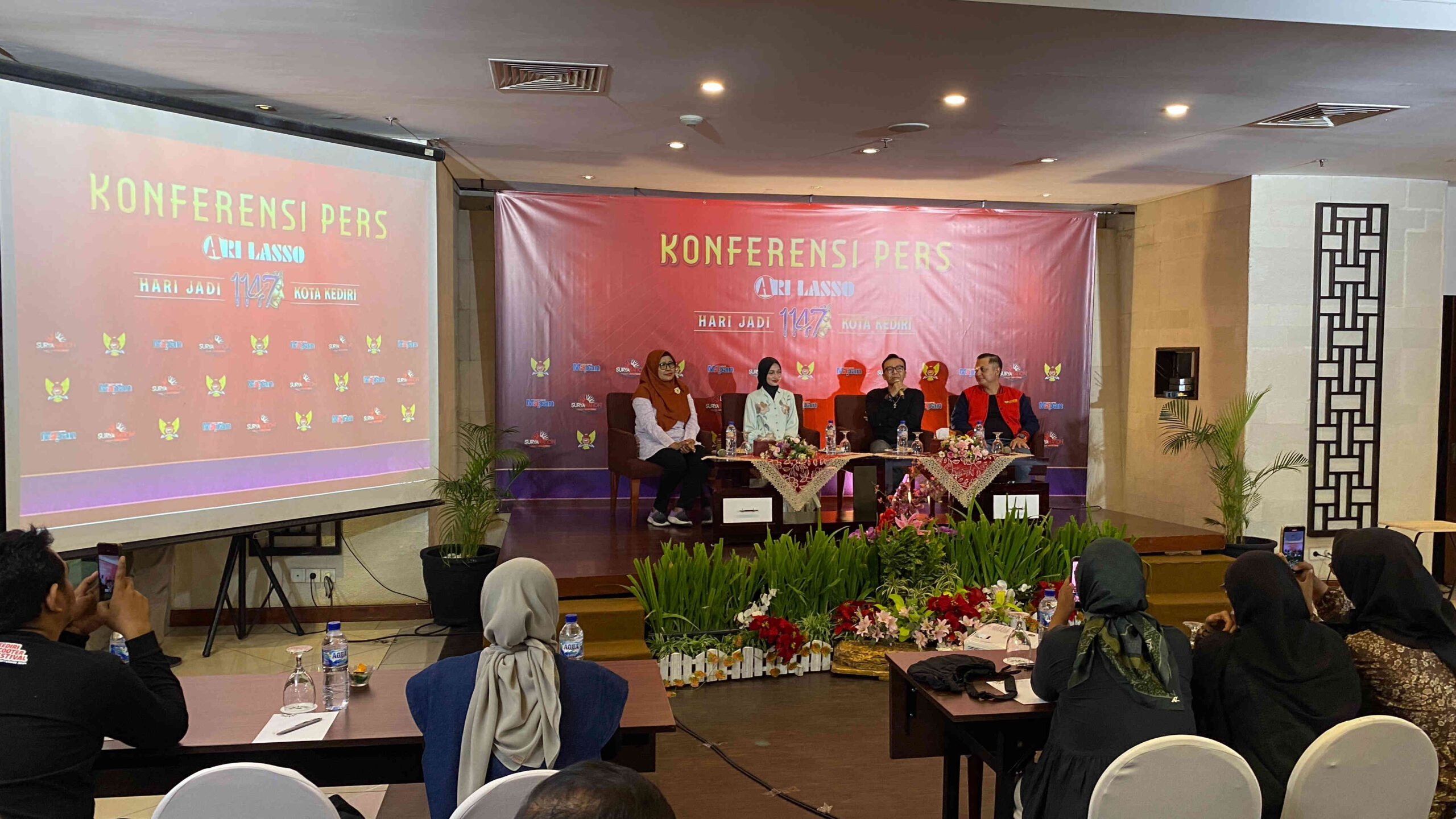 Wali Kota Kediri Vinanda Prameswati, Ari Lasso, dan Humas PT Gudang Garam Tbk Iwhan Tri Cahyono berfoto bersama saat konferensi pers konser Hari Jadi ke-1.147 Kota Kediri.