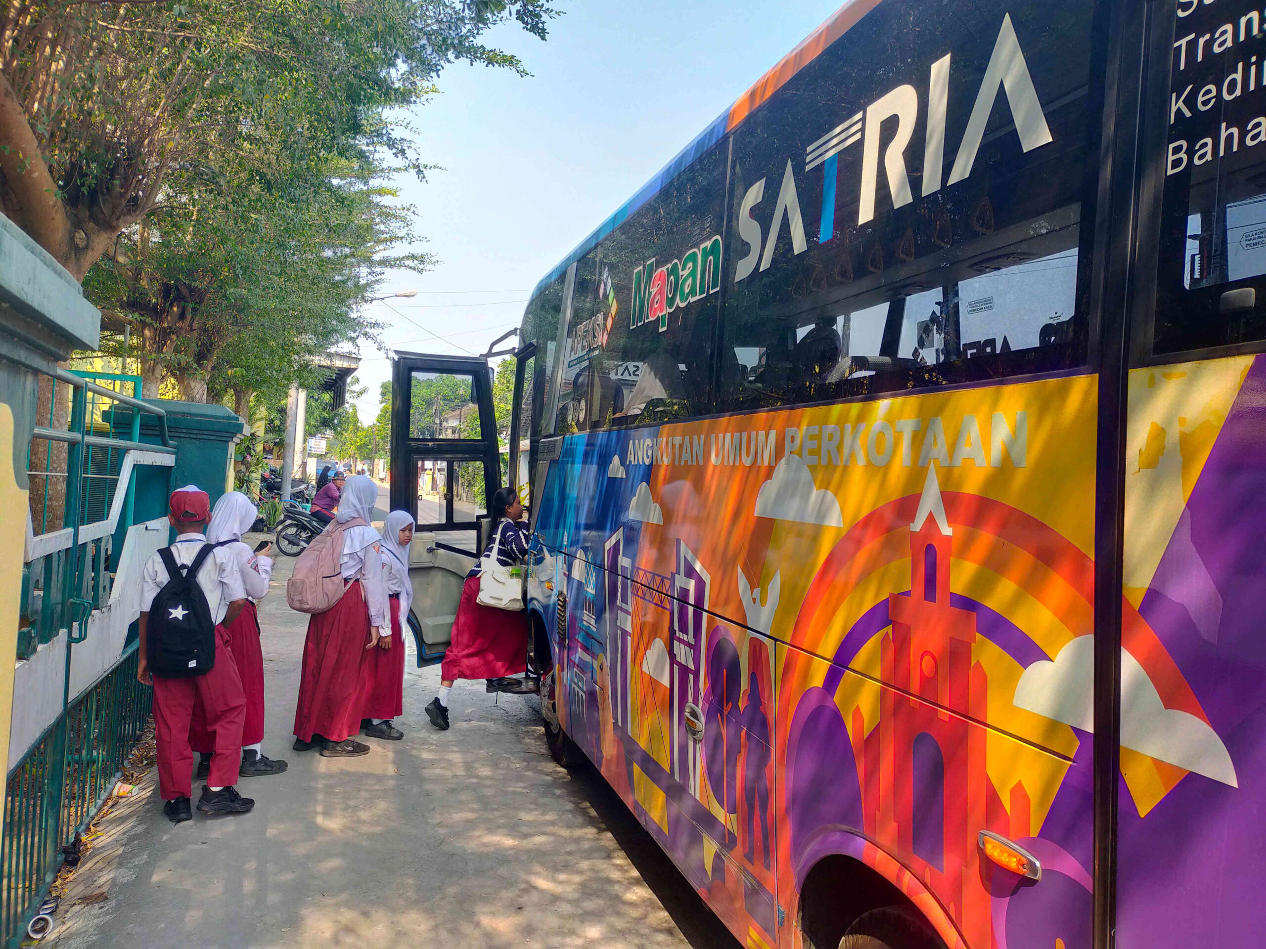 Pelajar SD menaiki Bus Sekolah SATRIA milik Pemerintah Kota Kediri pada hari pertama masuk sekolah untuk mengikuti MPLS.
