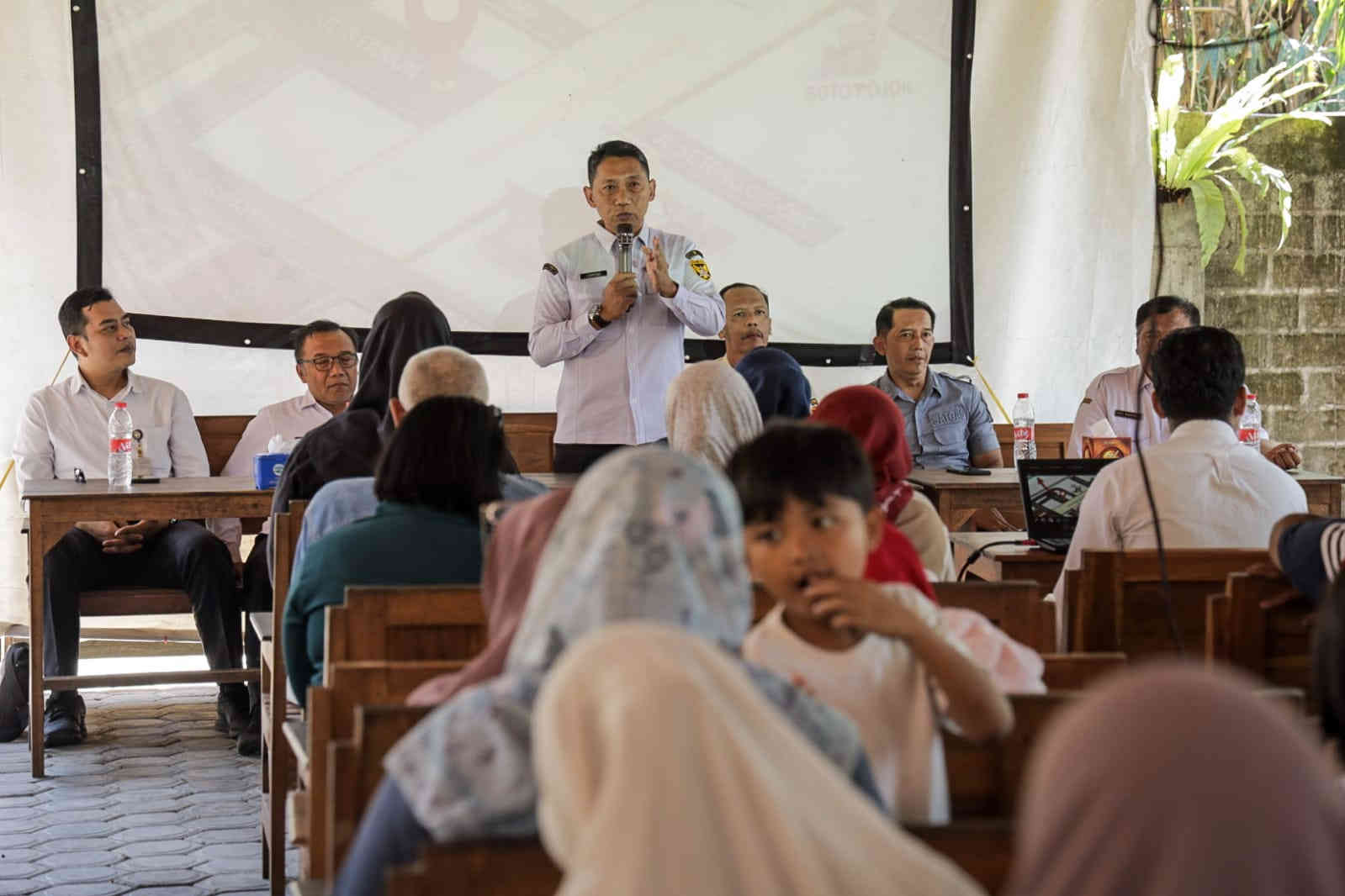 Kepala Dinkop UMTK Kota Kediri Eko Lukmono Hadi memberikan pembinaan kepada pedagang UMKM Car Free Day (CFD) Jalan Dhoho Kota Kediri.
