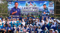 Peserta Gerakan Langit Biru Indonesia Asri berfoto bersama dalam rangka peringatan HUT ke-25 Partai Demokrat di Kota Kediri.