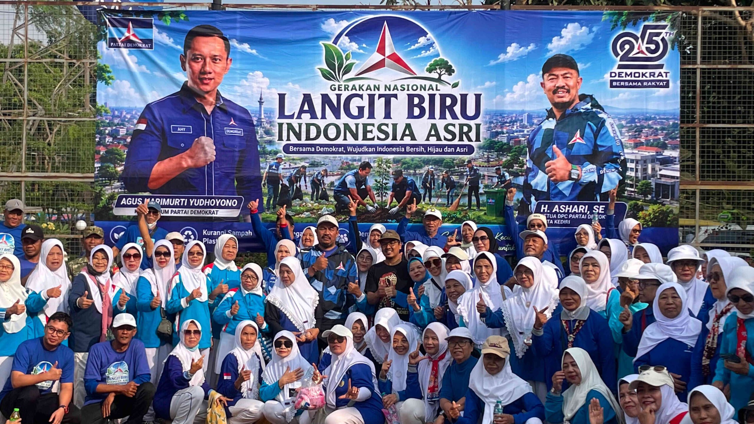 Peserta Gerakan Langit Biru Indonesia Asri berfoto bersama dalam rangka peringatan HUT ke-25 Partai Demokrat di Kota Kediri.
