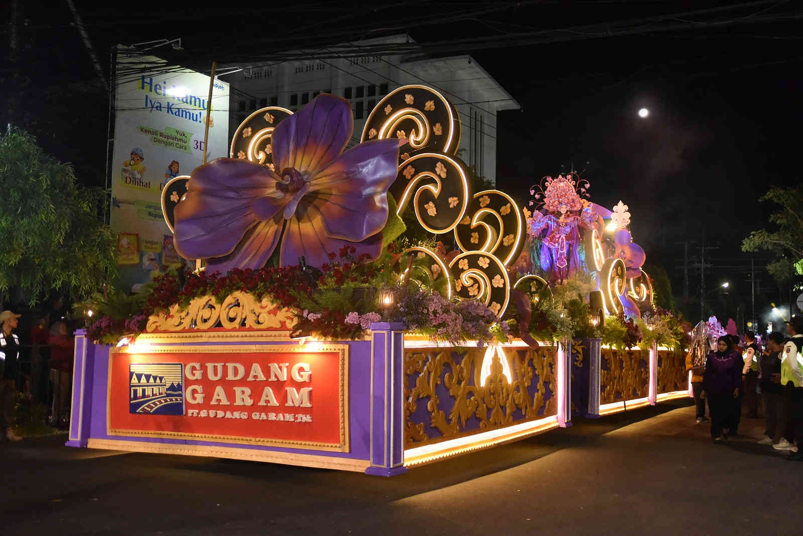 Float "Kerajaan Bunga Anggrek" persembahan PT Gudang Garam Tbk memeriahkan Dhoho Night Carnival 2026 di Kota Kediri.