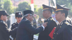 Wakil Wali Kota Kediri Qowimuddin atau Gus Qowim menyematkan tanda kehormatan kepada personel Polri saat Upacara Hari Bhayangkara ke-80 di Balai Kota Kediri.